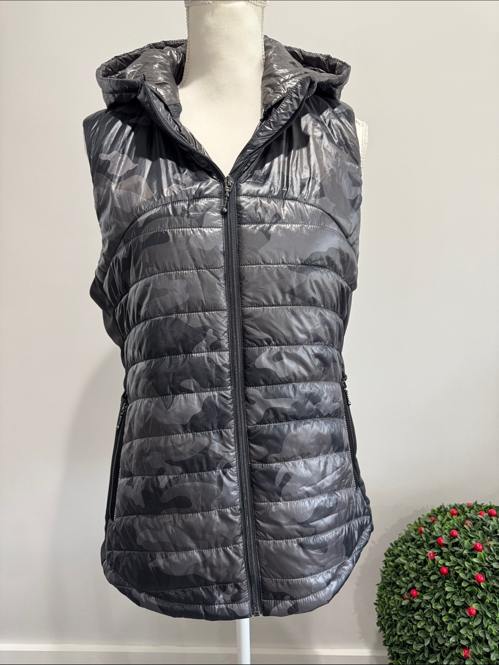 NWT ANORAK Women's Hooded Quilted Puffer Vest - Black Camo Water Resistant